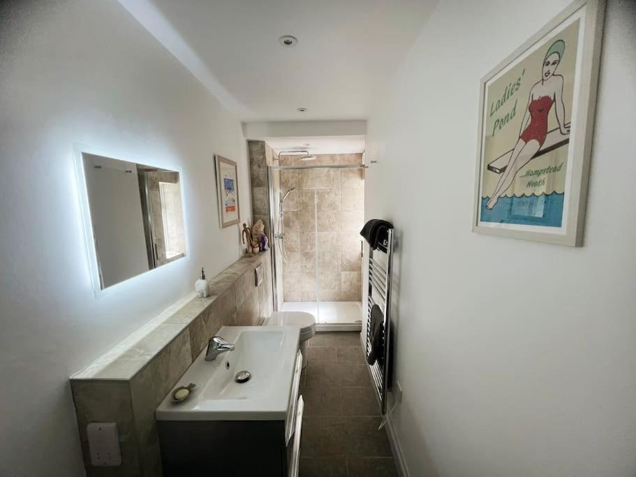 Self-Contained Ensuite Double Or Twin Bedroom In Pentir 威尔士班戈 外观 照片